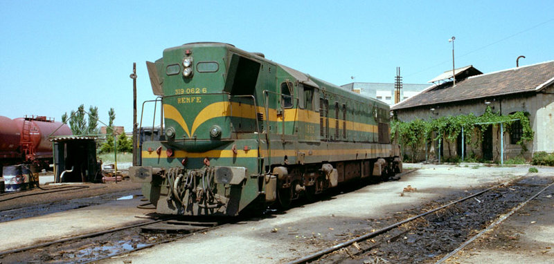 d129 GM 1.962 'Americana' estacionada en la rotonda del depósito de Alcázar en junio de 1976.jpg