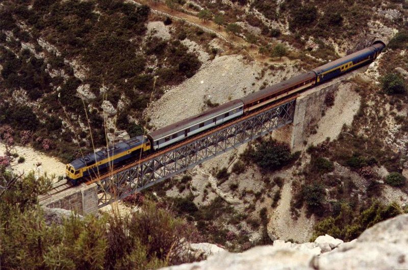 e190 Valencia Expreso sobre el puerto de Buñol con la 319 pitando y atronando. Julio 1989.jpg