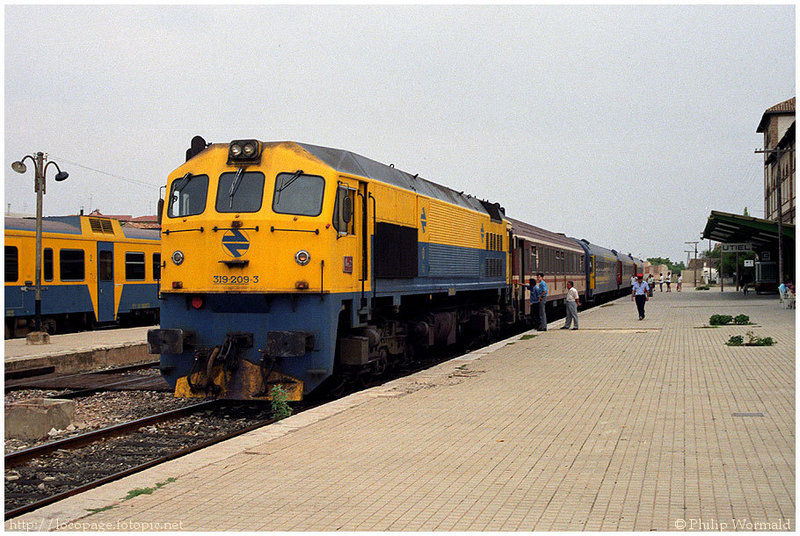 e193 319-209 en Utiel con el Rápido 1466-7 Port Bou - Madrid Chamartín. 28 de agosto de 1989.jpg