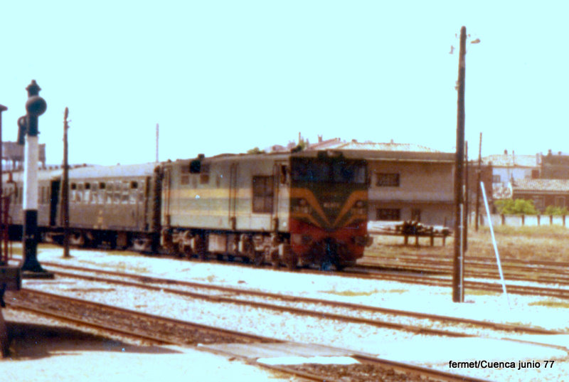 d149 Llegada a la estación de Cuenca del 'omnibus' Valencia-Cuenca a media mañana de un día de junio de 1977..jpg