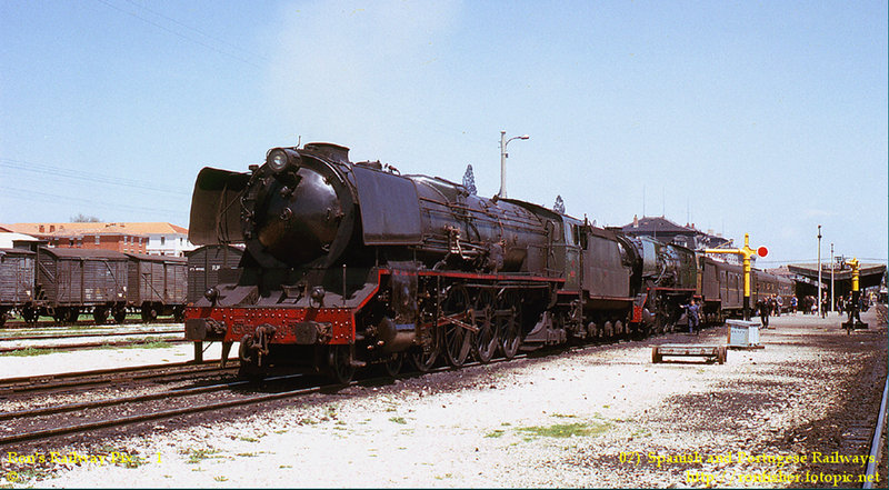 c86 Confederaciones 242-2004 y 2001 repostando agua al frente del Expreso Iberia. Burgos, 3 de mayo de 1964.jpg