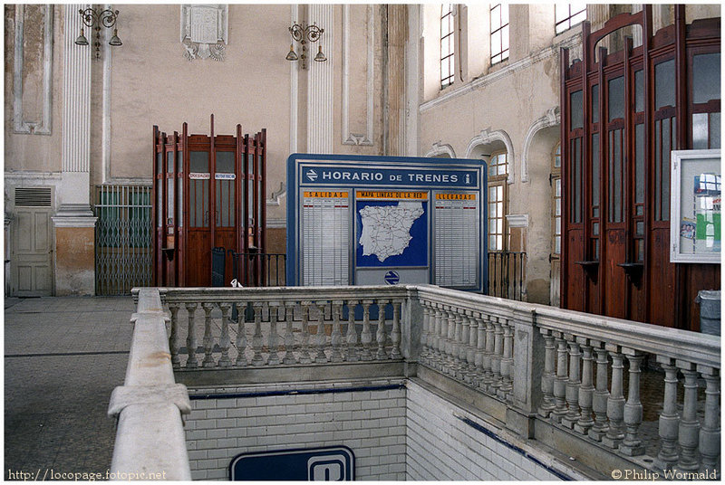 e161 Hall en el interior de la estación de Canfranc. 30-enero-1988.jpg