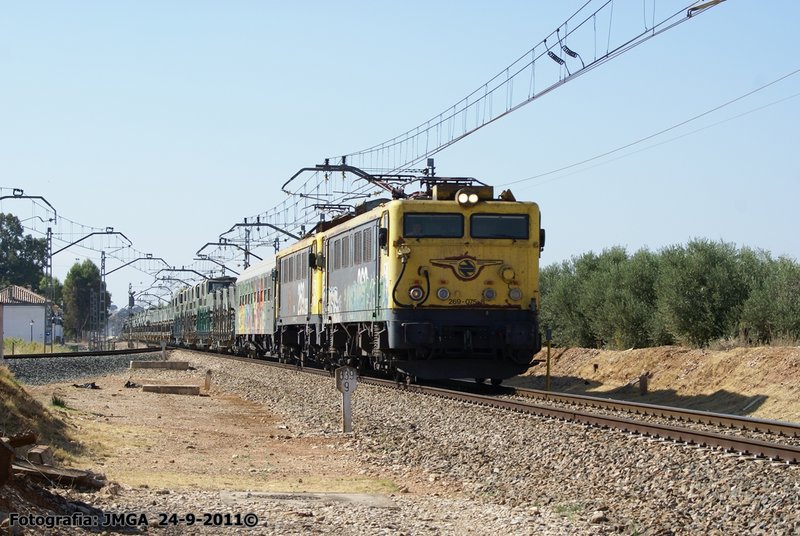 269-075-8 y 269-098 Con el 1º tren Militar..JPG