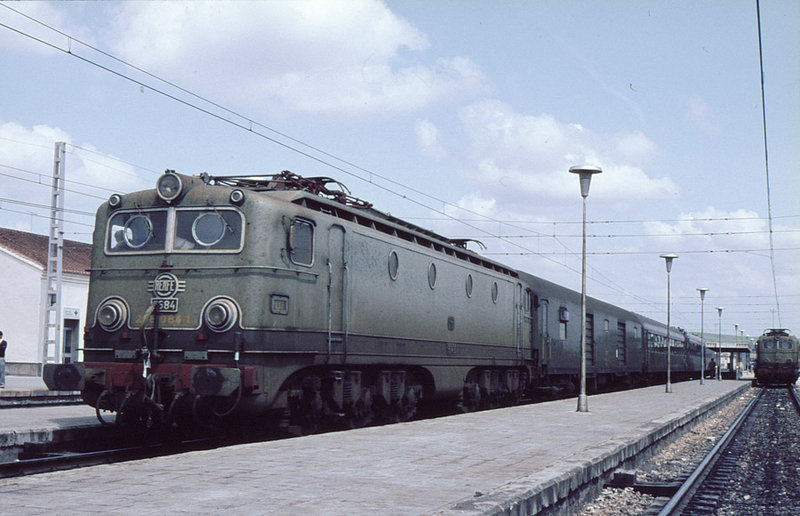 e25 7600 con Rápido en Linares; acaba de bajar pantógrafo para ser desenganchada y ser relevada por la Alco 2124 y seguir hacia Almería o Granada. Primavera de 1981.jpg