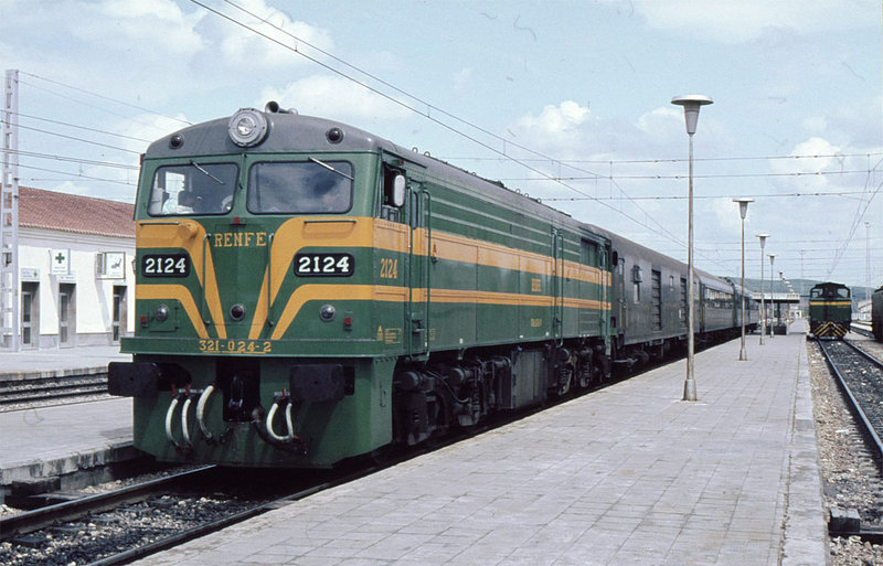 e11 Esta 2124 con un rápido procedente de Madrid, debe de estar en Linares a la espera de su salida rumbo al sur, después de haber relevado la tracción a una Alstom. Época del 78 al 83.jpg