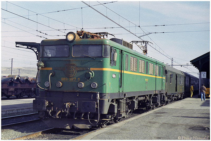 e102 Japonesa bitensión 289-027 al frente de un Expreso. Miranda de Ebro, 6 de febrero de 1985.jpg