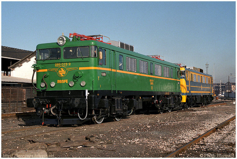 e161 289-019 junto a otra japonesa, con la R recién pasada. Talleres de Villaverde Bajo, Madrid, 2 de febrero de 1988.jpg