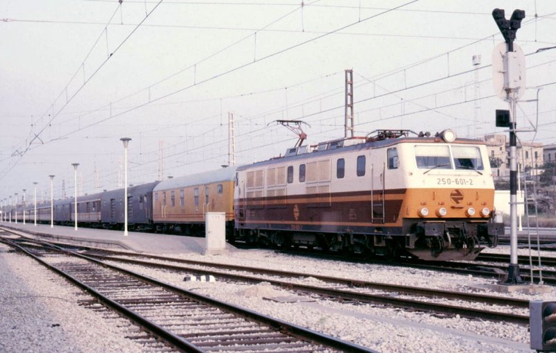 e112 A primera hora de una mañana de 1985, un Estrella con la chopper 250-601, espera via libre para salir de S. V. de Calders a Barcelona..jpg