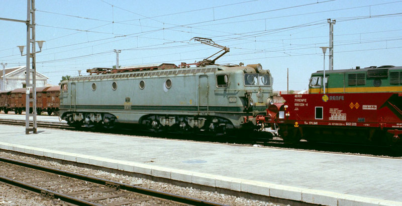 e50 286-026 con un tren de tolvas-duo. Alcázar de San Juan, julio de 1982.jpg