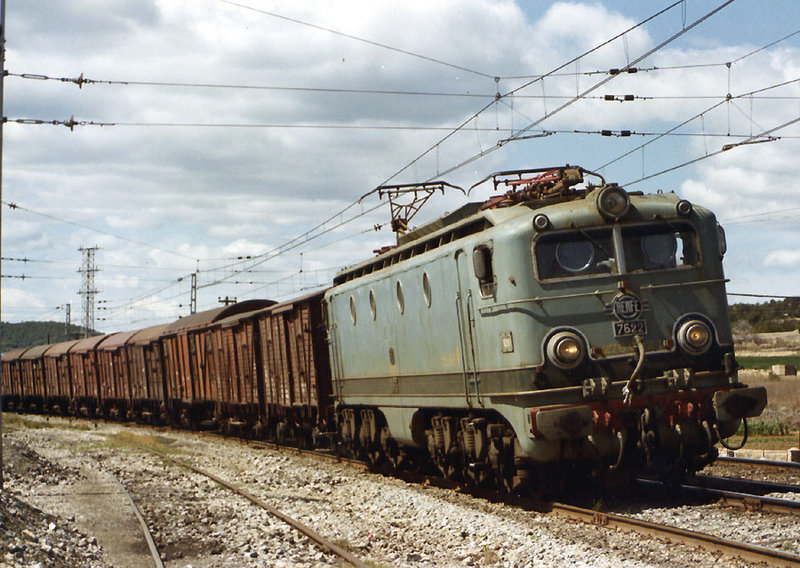 e116 Sitges, las 13'18. Entrando en la estación, el 5 de abril de 1985 construida por MACOSA 1957.jpg