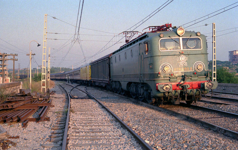 e172 Alsthom en cabeza del expreso Murcia-Barcelona.  Sitges, 7'46 del 8-8-88.jpg
