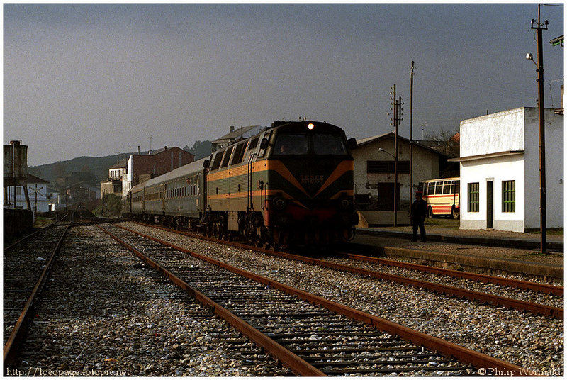 e121 333-053 llegando a Baamonde con el Expreso nº 523 desde Barcelona. 31-enero-1986.jpg