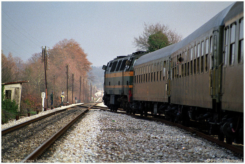 e121 333-053 saliendo de Baamonde con el Expreso nº 523 desde Barcelona. 31 de enero de 1986.jpg