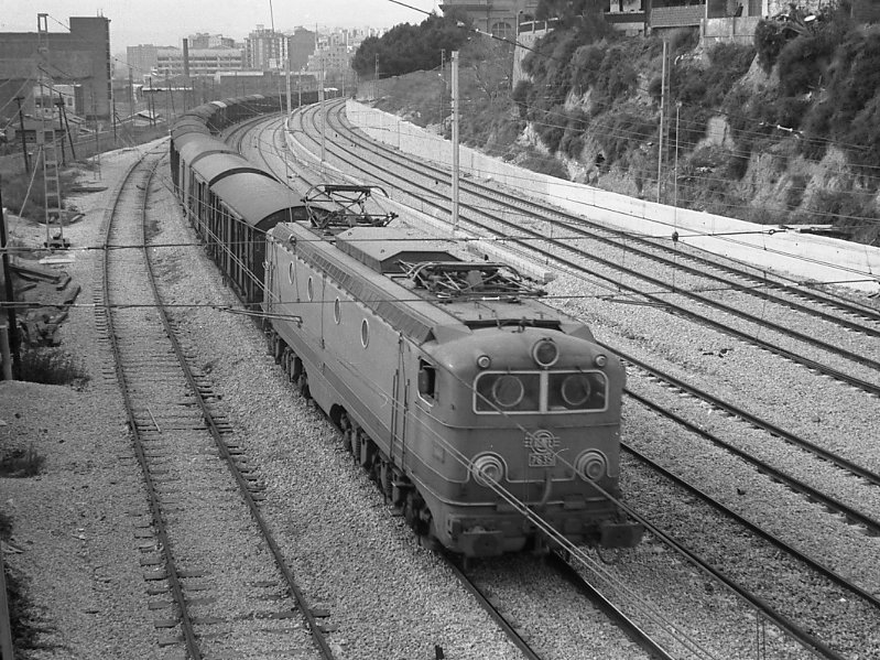 d154 La 7635 se dispone a entrar en Barcelona ¡SANTS!!!!!! al frente de un largo mercancías. Otoño 1973.jpg