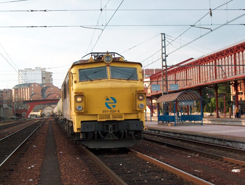 Locomotora electrica 251-024-6 (5).jpg