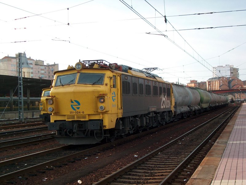Locomotora electrica 251-024-6 (4).jpg