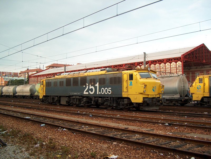Locomotora electrica 251-005-5 (3).jpg