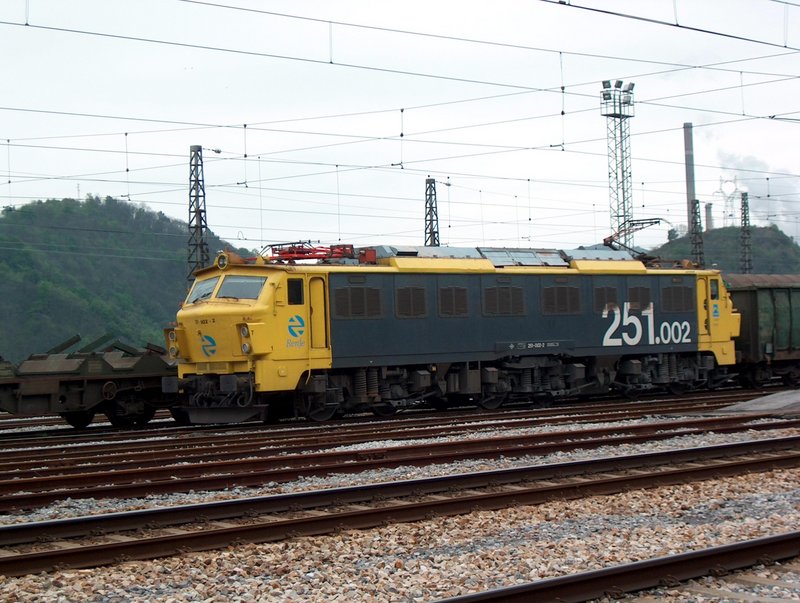 Locomotora electrica 251-002-2 (13).jpg