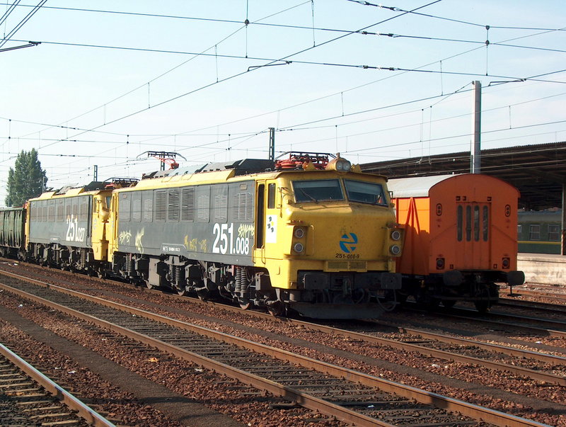 Locomotora electrica 251-008-9 (7).jpg