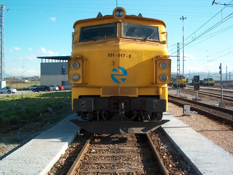 Locomotora electrica 251-017-0 (1).jpg