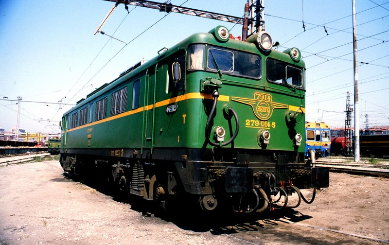 347  Locomotora 7914 (279-014) en la estación de Irún (1988).jpg