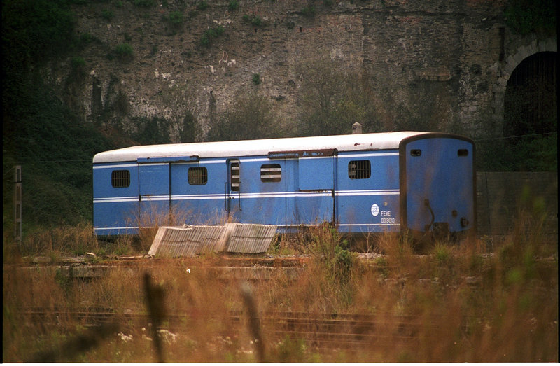 Furgón FEVE DD-9013 (ex F.C. Vasco-Navarro) en La Casilla (28-3-1993).jpg