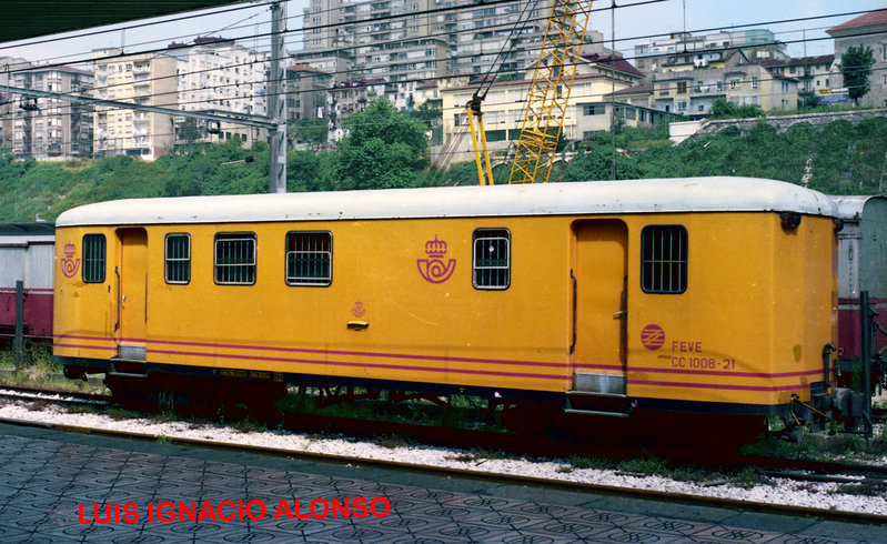 Coche de Correos CC 1.008-21, en la estación de Santander. (21-7-87).jpg