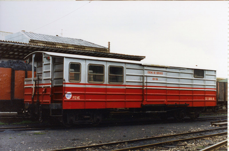 FEVE coche de servicio en vía CSv 5012-31 en Cistierna (25-4-87).jpg
