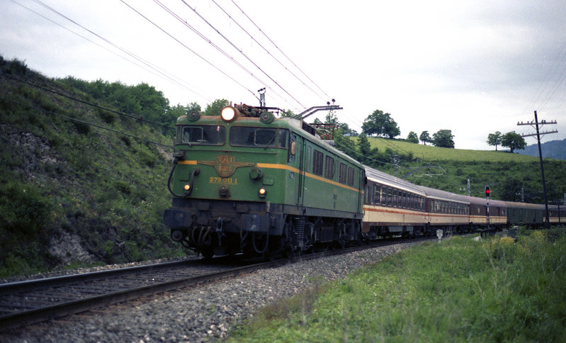 Expreso Bilbao-Coruña-Vigo en Aloria. (17-5-87).jpg