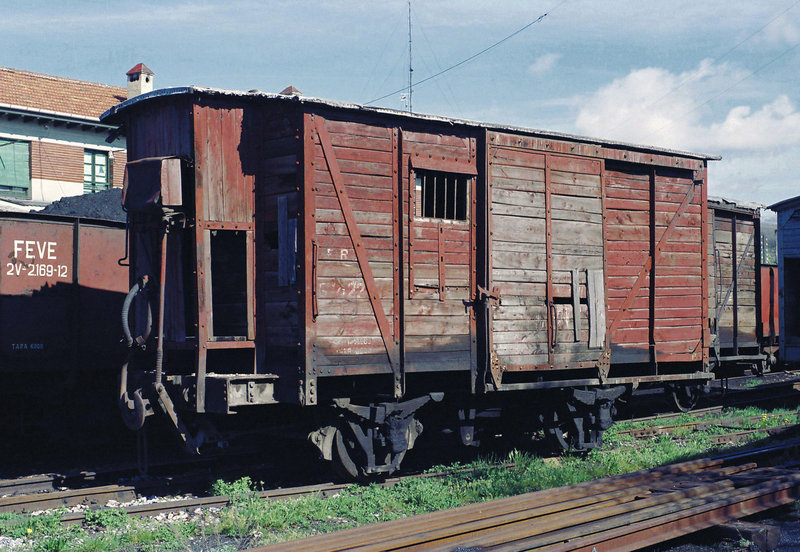 Vagón cerrado Gfv 422, de F.R., en la estación de Guardo, el 26-4-87.jpg