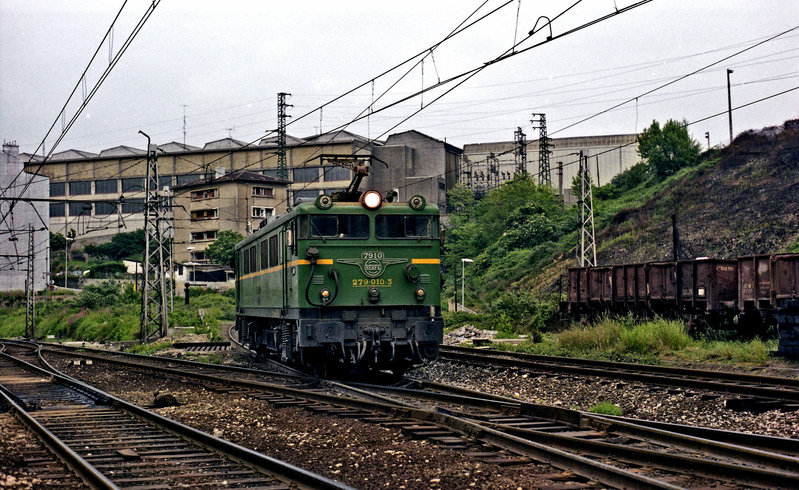 279-010 (7910) entrando en Olabeaga por el ramal de Ametzola. (6-5-87).jpg