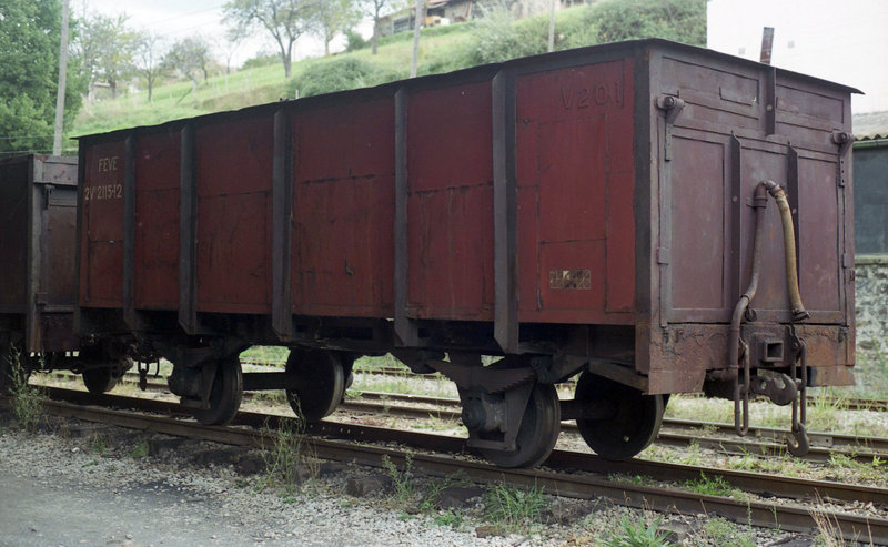 Vagón de carbón 2Vv 2115-12 (Ex VA). (Balmaseda 31-10-87).jpg