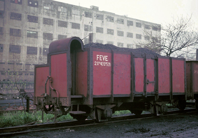 Vagón 2X 4.105-31 en La Casilla (4-1987).jpg