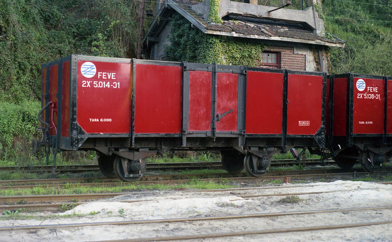 Vagón de carbón ex-Robla 2Xv 5.014-31 en Balmaseda.jpg