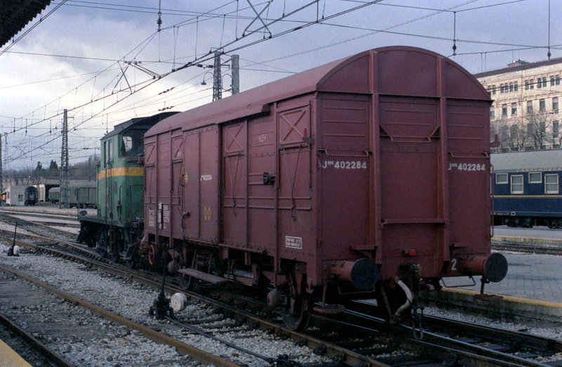 e82 Madrid Principe Pio, febrero del 1984. Tractor 303 maniobrando un Jota.jpg
