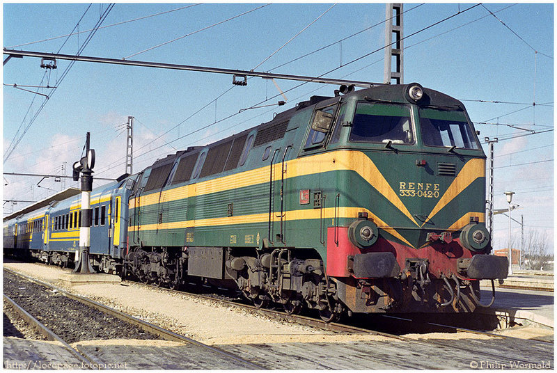 e102 333-042 con el Rápido nº 11520 Madrid-Ch a Cartagena.  Albacete,  11-feb-85.jpg