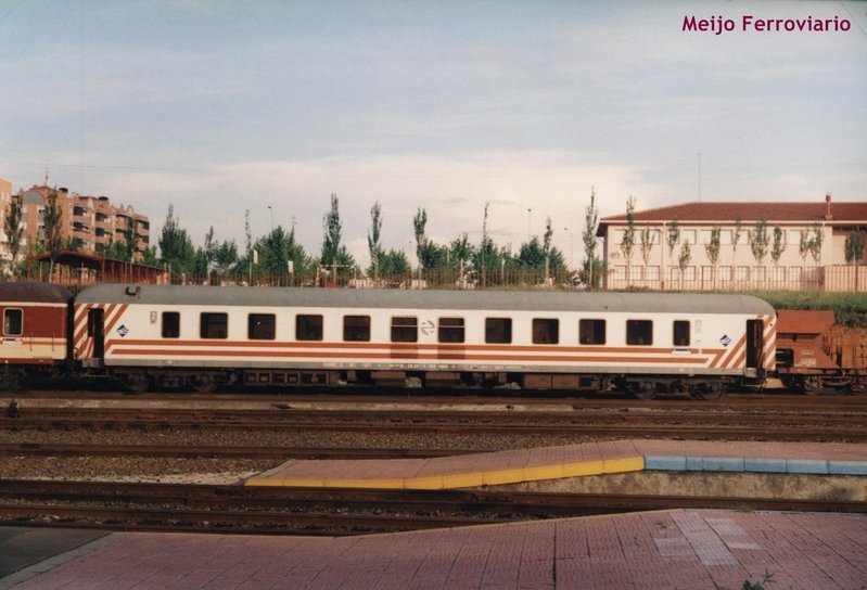 Coche 16200 ex-regionales, Salamanca junio 1998.jpg