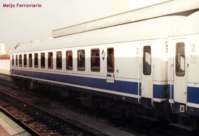 Coche 16200 de Largo Recorrido, Salamanca septiembre 1997.jpg