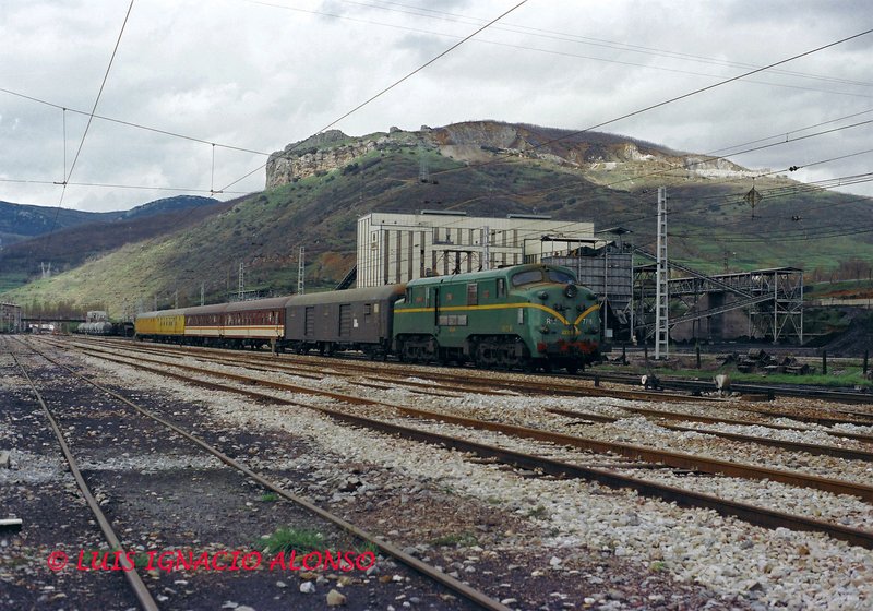 Omnibus Gijón-León arrastrado por la locomotora 7718, llegando a la estación de La Robla. (25-4-87).jpg