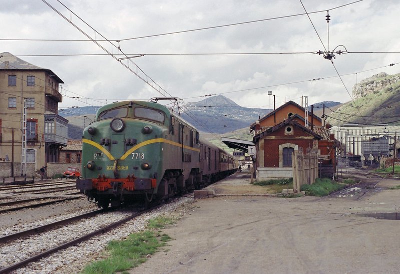 Omnibus Gijón-León en la estación de La Robla, arrastrado por la locomotora 7718. (25-4-87).jpg