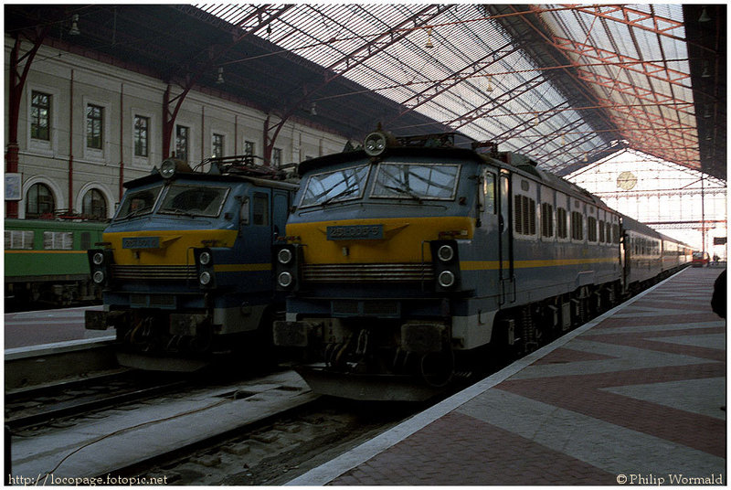 e176 Japonesas 251-001 y 251-005 con los Estrellas Rías Bajas procedente de Vigo, y Costa Verde desde Gijón, en Príncipe Pío. Madrid, 25-10-88.jpg