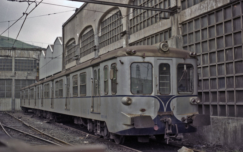 Remolques de UT 434 (WRc 405+WR 405) en el depósito de Olabeaga. (6-5-87).jpg