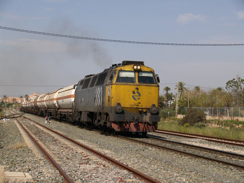333-020 REMOLCANDO UN BUTANERO ESCOMBRERAS-TORRELLANO A SU PASO POR ELCHE-MERCANCIAS.JPG
