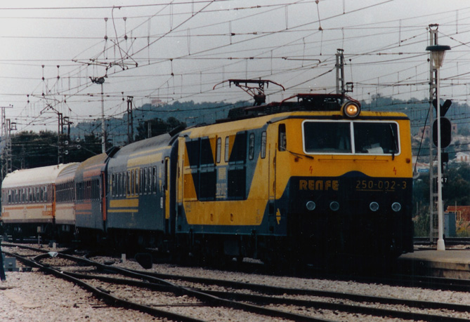 e128 Este es el tren que inauguró oficialmente los 160 Kmh en RENFE, colores no le faltan. San Vicente de Calders 1-6-86..jpg