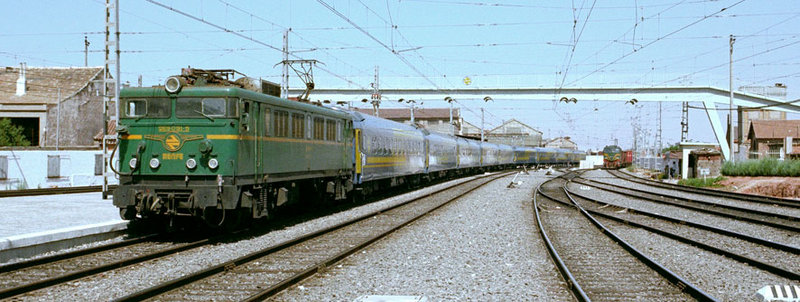 e50 269-091 con el Rápido Madrid-Cádiz. Alcázar de San Juan, julio de 1982.jpg