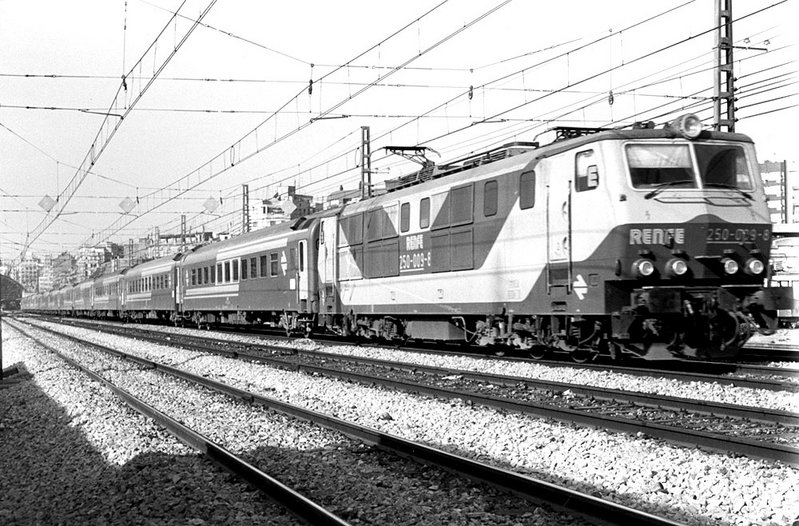 e91 Rápido Torre del Oro a la salida de la estación de Valencia en el año 1984..jpg