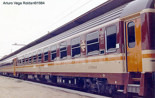 e89 Literas serie 10000 el día de su presentación al público en Madrid Chamartín, además se presentaron también las locomotoras 250 y 251, y se expuso diverso material móvil. 15-5-84.jpg