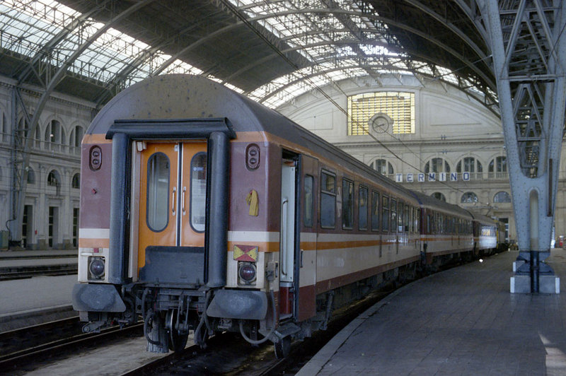e124 AA-10.018 en cola del Intercity Valencia-Barcelona con 269-305, 10.247 y 10.253. Estación de Francia, 15 de marzo de 1986.jpg