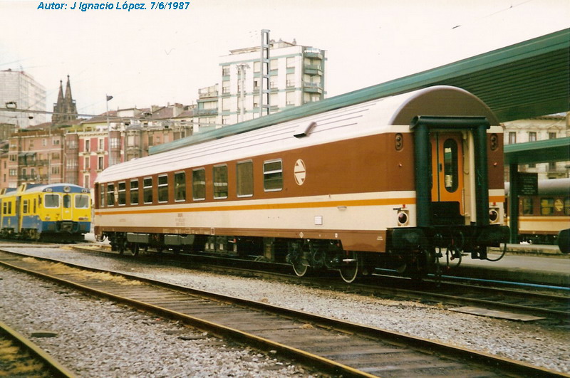 e148 Bilbao-Abando. Un mixto 2ª cafetería BBR-10815 recien salido de fábrica..jpg