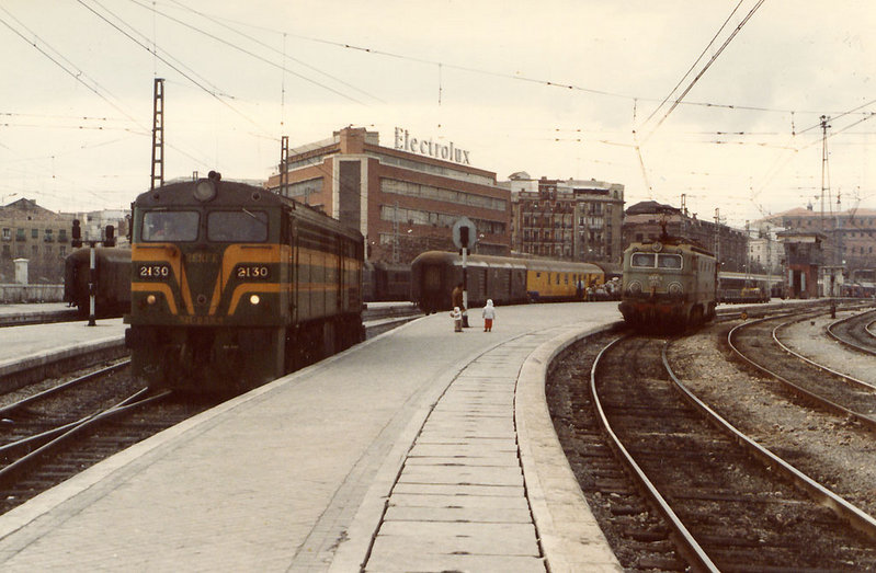 e82 Madrid Atocha, 1 de febrero de 1984. La 2130 ha entrado la rama que ya cargan de correos... y la francesa se pondrá al frente de él..jpg
